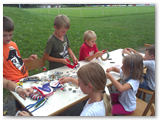 Die Kids beim Instrumente bauen (1)