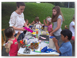 Die Kids beim Instrumente bauen (3)