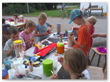 Die Kids beim Instrumente bauen (4)