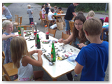 Die Kids beim Instrumente bauen (5)