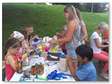 Die Kids beim Instrumente bauen (6)