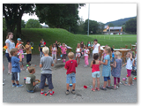 Gemeinsames Spielen mit den selber hergestellten Instrumenten im Kinderferienprogramm-Orchester (1)