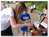 Grundschulkinder beim Instrumente ausprobieren (1)