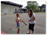 Grundschulkinder beim Instrumente ausprobieren (2)