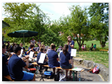 Bei strahlendem Sonnenschein unterhielt das Jugendorchester das Publikum am Gemeindefest im Pfarrgarten (1)