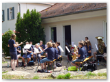 Bei strahlendem Sonnenschein unterhielt das Jugendorchester das Publikum am Gemeindefest im Pfarrgarten (2)