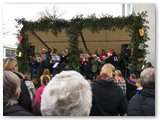 mit Weihnachtsliedern auf dem Weihnachtsmarkt